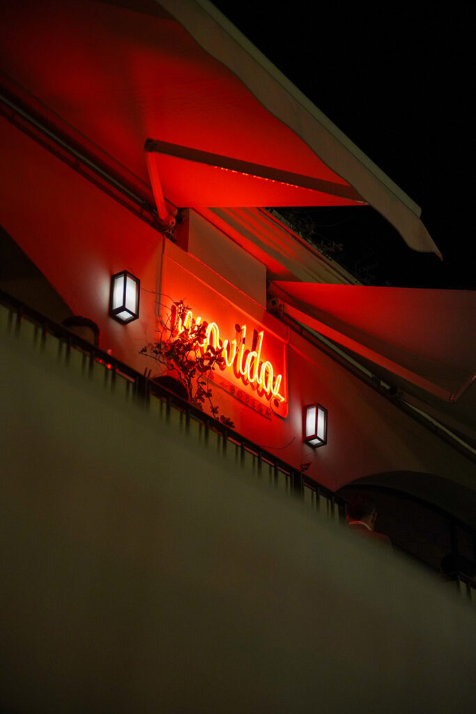 Ambiance festive et musicale à Movida, bar-restaurant emblématique de Nice.